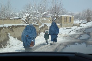 Drie vrouwen en een kind in Khanabad in de sneeuw