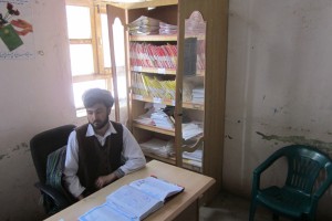 Een rechter in Khanabad met zijn dossierkast